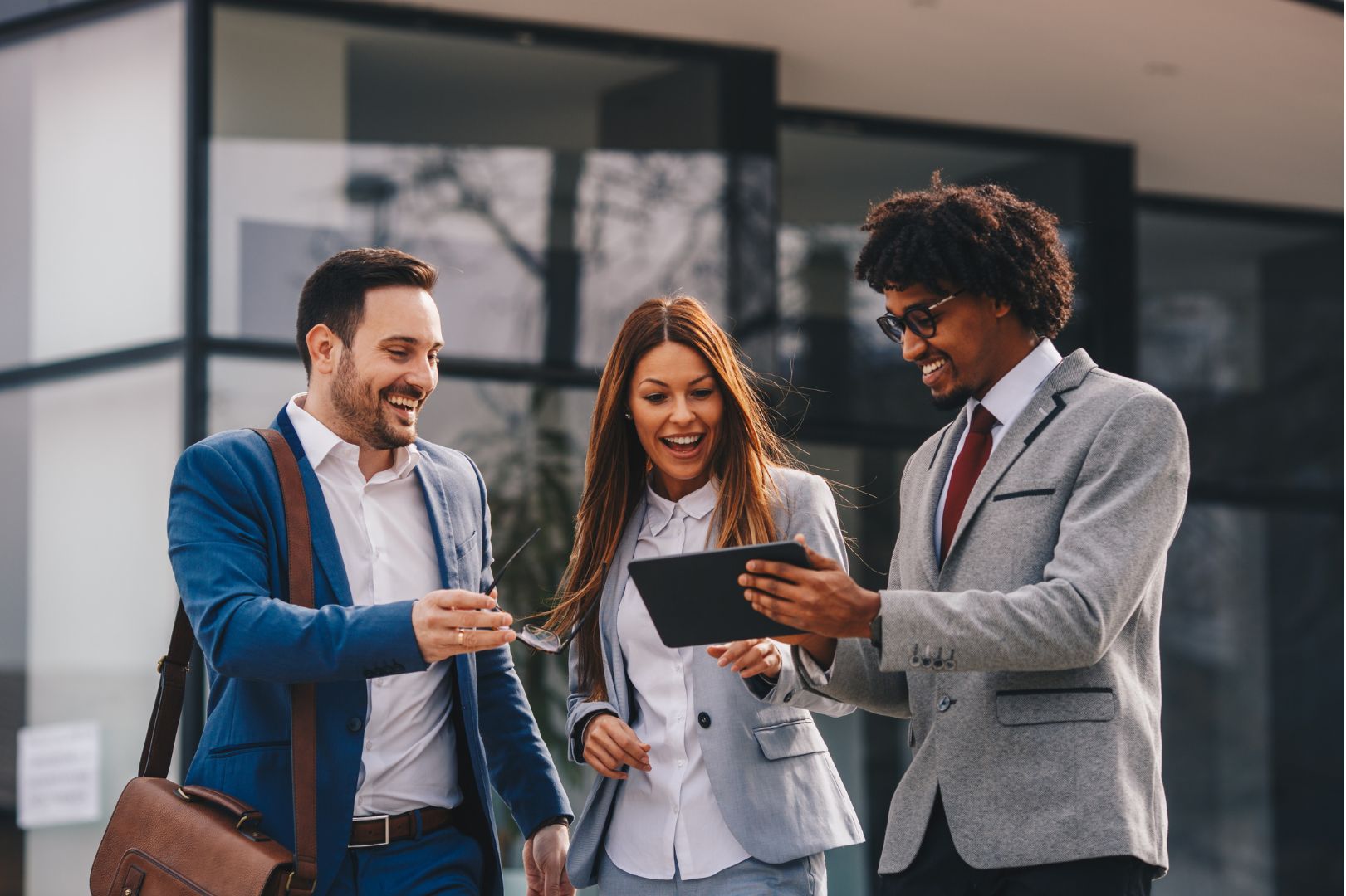 Equipo ayudando a los clientes