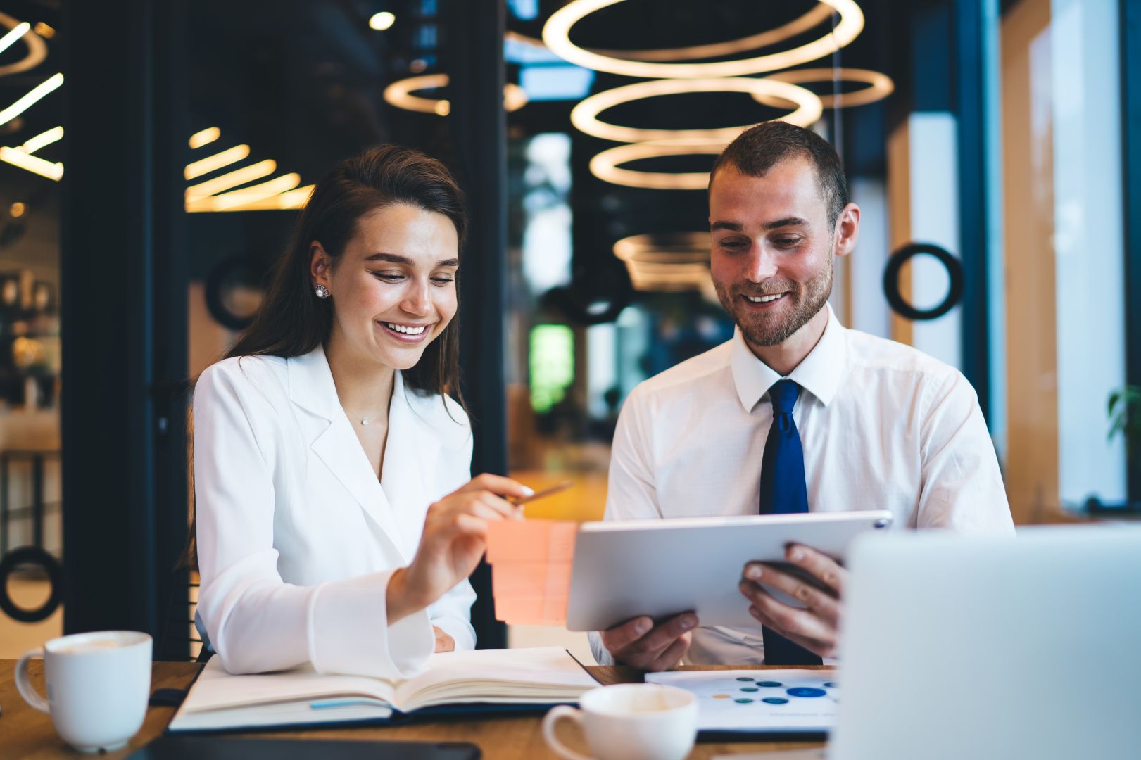 Mujer asesorando a un cliente.