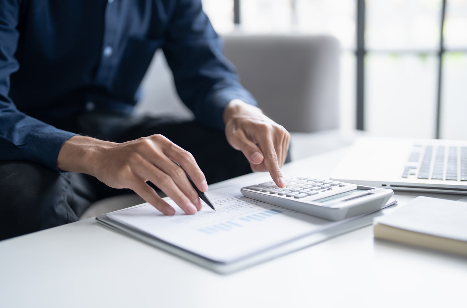 Un hombre calculando gastos