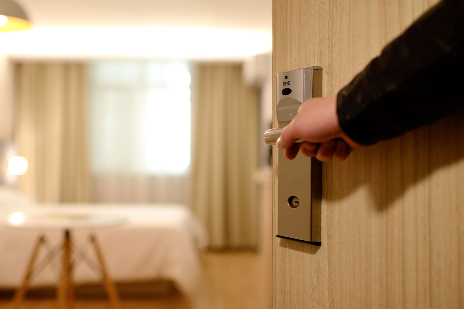 Alguien abriendo la puerta de una propiedad.